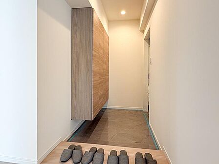シンプルで落ち着いたデザインの玄関が魅力です。