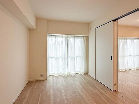 リビングとつながるお部屋は、お友達が遊びに来た時にも使えますし、ちょっと疲れた時にお昼寝できるのも嬉しいですね。