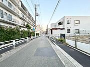 こちらの物件は、建築条件付き売り地となります。建築条件とは「建築会社が決まっている」という内容です。