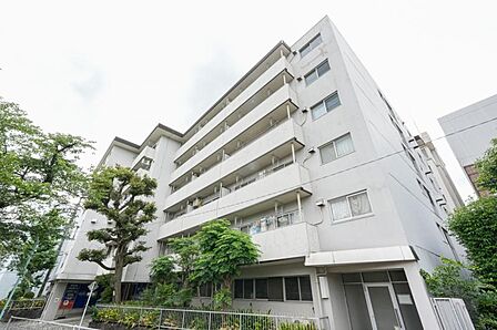 落ち着いた色合いで、周囲の街並みに馴染む外観です。
