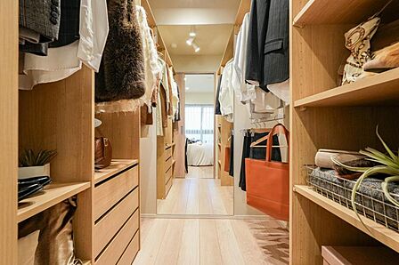 【家具・小物は販売価格に含まれません】たくさんの洋服をかけることができる収納力と取り出しやすさが魅力のWIC。スーツケース、ストック品など何でも収納できる嬉しい空間です。