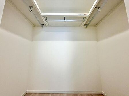クローゼットには枕棚とハンガーパイプが備えられているので、大切なお洋服にしわを付けずにそのまましまうことが出来ます。思い出のお洋服は思い出と一緒に大切に保管しましょう。