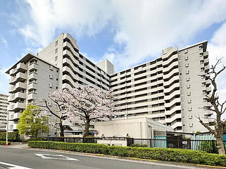 天気の良い空、緑と好相性。そのスマートな佇まいについ足を止めてしまいそうになります。