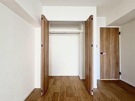 クローゼットには枕棚とハンガーパイプが備えられているので、大切なお洋服にしわを付けずにそのまましまうことが出来ます。思い出のお洋服は思い出と一緒に大切に保管しましょう。