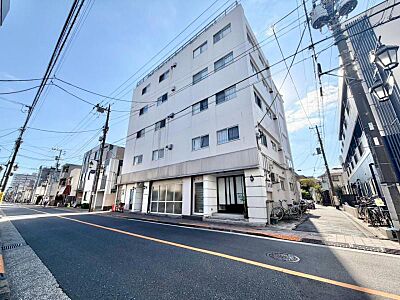 外観:天気の良い空、緑と好相性。そのスマートな佇まいについ足を止めてしまいそうになります。 外観:天気の良い空、緑と好相性。そのスマートな佇まいについ足を止めてしまいそうになります。