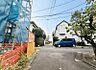 外観：前面道路は交通量が少なく、小さなお子様のいるご家庭にもおすすめです。