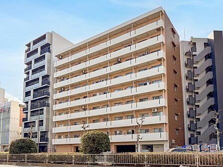 街に溶けこみ美しい景観を生み出すこの邸宅は、採光や風通しまで考え抜いて造り上げました。