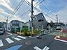 外観：幅員のある道路で、車の出入りもスムーズに行えます。
