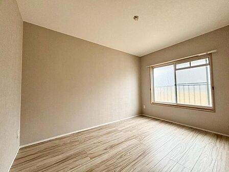 勾配天井ではない室内は二段ベッドや大型のタンスなどの配置が可能です。住まう方自身でカスタマイズして頂けるようにシンプルにデザインされております。