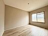室内：勾配天井ではない室内は二段ベッドや大型のタンスなどの配置が可能です。住まう方自身でカスタマイズして頂けるようにシンプルにデザインされております。