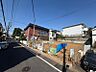 外観：完成時期は3月末です。同じ工務店の完成見本や同ボリュームの完成物件もご案内しておりますので、お気軽にお問い合わせ下さいませ。