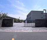 大枝中学校まで1200m のどかな環境に恵まれた中学校です。