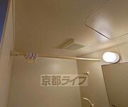 バスルームで洗濯物が干せます。