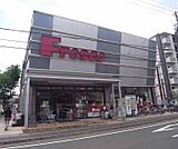 フレスコ 梅津店まで94m 四条通に面しており、周辺に銀行やコンビニも有り。駐車場も完備