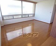窓が広くて明るいお部屋です。