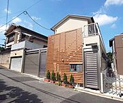 閑静な住宅街に登場です。