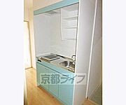 水色がポイントのキッチンです