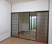 収納のついた洋室です
