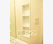 洗面台横にも収納スペースあります・