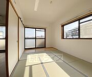 2面窓の明るい和室です。