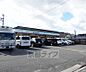 周辺：サークルＫ北山栗栖町店まで320m 交差点の角地。敷地内ガレージも広々しご利用しやすいです。