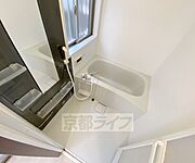 大きな窓のある明るい浴室です。