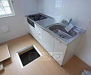3口ガスコンロ付きのキッチンです。