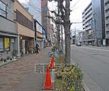 目の前が広い道路です。