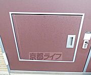 玄関扉に設置された宅配ＢＯＯＸです。