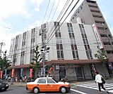東京三菱ＵＦＪ銀行 出町支店まで300m 河原町今出川の交差点に立地しご利用していただきやすいですよ。