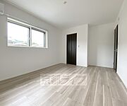 別方向から見た8．13帖洋室です。