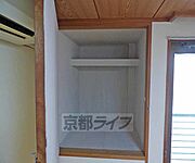リビング窓側にある収納です。