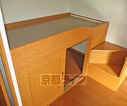ベットの下にも収納があり便利です。