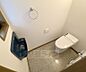 トイレ：独立手洗い付きの洗浄機能付きトイレです。