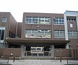 藤森中学校まで1745m 活気のある中学校です。