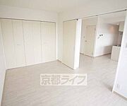 清潔感のある白基調の室内。