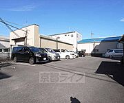 広い敷地の駐車場です。