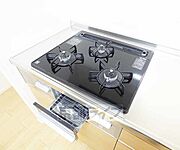 三口コンロ付きのキッチンです。