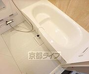 足を伸ばして肩まで浸かれるバスです。
