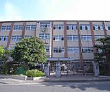 樫原小学校まで300m にぎやかな印象です。