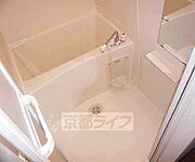 鏡付きの綺麗なお風呂です