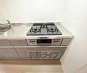 3口ガスコンロ付きのキッチン