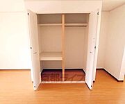 部屋の真ん中にある収納です