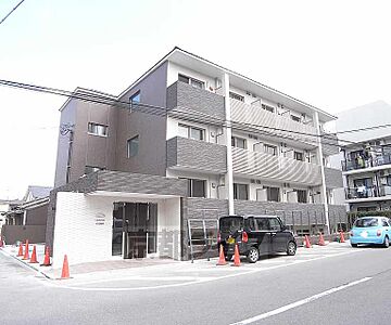 外観：2017年築の単身マンションです。