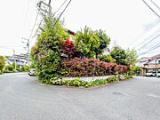 角地に佇む存在感あるお住まいです。