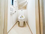 シンプルで清潔感あるウォシュレット付きトイレです。
