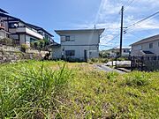 空が大きく広がる、陽当り良好な高台の角地。心地よい風が吹き抜けるこの場所で、新しい暮らしを始めませんか。