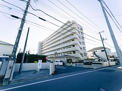 外観：住まいは閑静な住宅街に立地しています。心地よい太陽のぬくもり、爽やかな風、静かな環境という、こんな場所で暮らしたかったが叶う立地です。