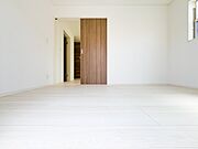 大きな窓から自然光がたっぷりと入る、明るく開放的なお部屋。白基調の内装と明るい色のフローリングが、お部屋全体をより広く見せてくれます。朝の目覚めも心地よい、穏やかな空間です。