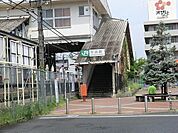 牛浜駅まで1479m 東口の駅前に個別指導塾が2つあり、スーパーや薬局は駅西口から6分ほどの近いところにあります。駅周辺は静かな住宅地となっています。